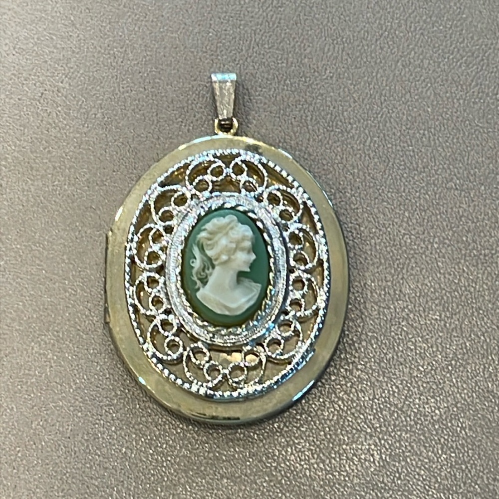 Vintage Large Gold Toned Cameo Locket